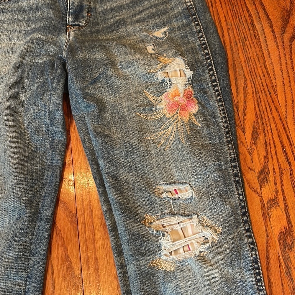 HOST PICK 🌟Like New WHBM Floral Distressed Denim Crop Pants Size 2S - Picture 2 of 7